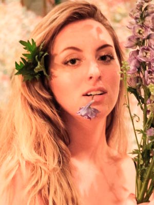 Элли Джеймс
Ellie James
